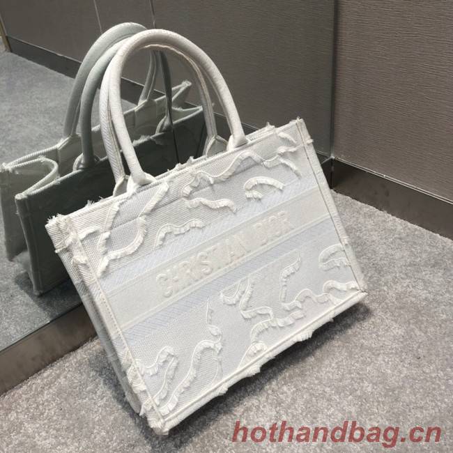 SMALL DIOR BOOK TOTE Embroidered M1296-5