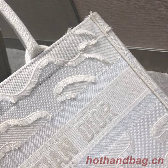 SMALL DIOR BOOK TOTE Embroidered M1296-5