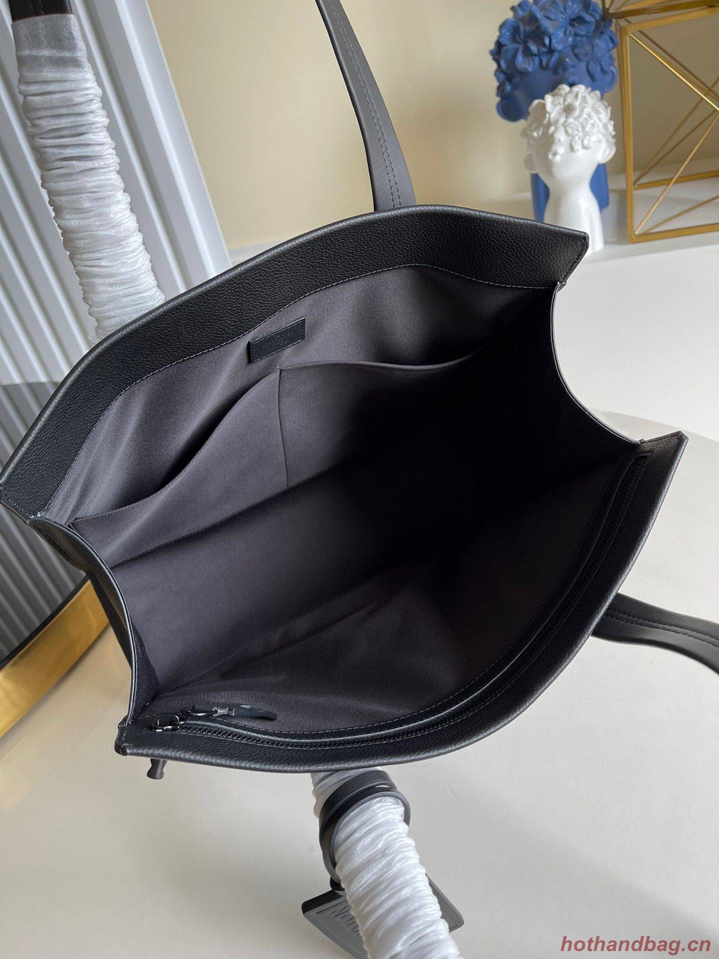 Louis Vuitton Original Leather Aerogram Tote Bag M57308 Black Louis Vuitton Original Leather Aerogram Tote Bag M57308 Black