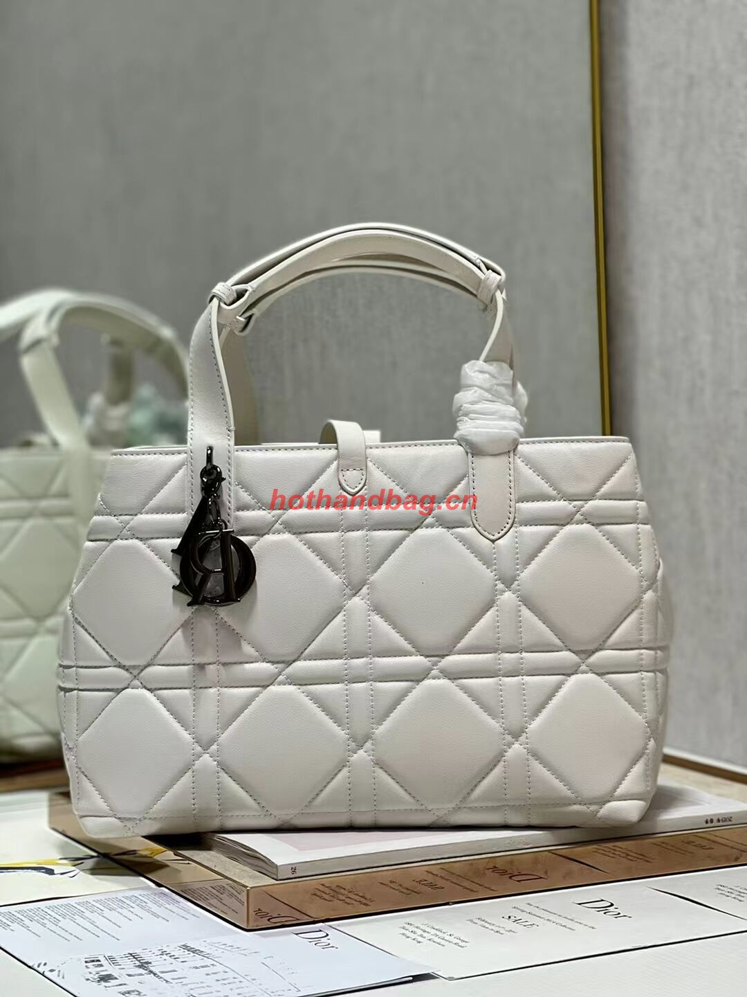 DIOR TOP HANDLE MEDIUM BAG Latte Cannage Lambskin C0089 WHITE&BLACK DIOR TOP HANDLE MEDIUM BAG Latte Cannage Lambskin C0089 WHITE&BLACK