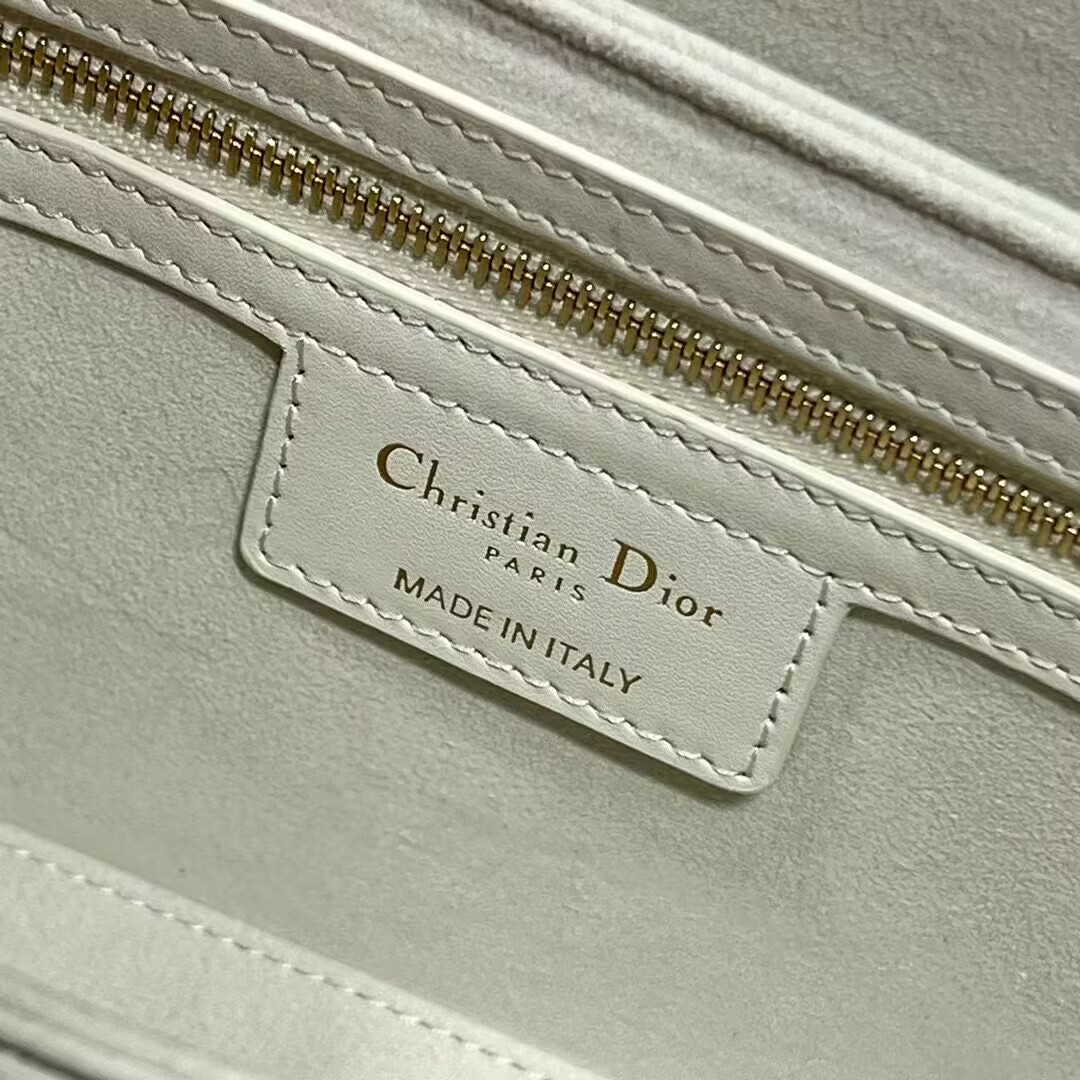 DIOR CD SIGNATURE BAG WITH STRAP white CD-Embossed Box Calfskin M9280UZ DIOR CD SIGNATURE BAG WITH STRAP white CD-Embossed Box Calfskin M9280UZ