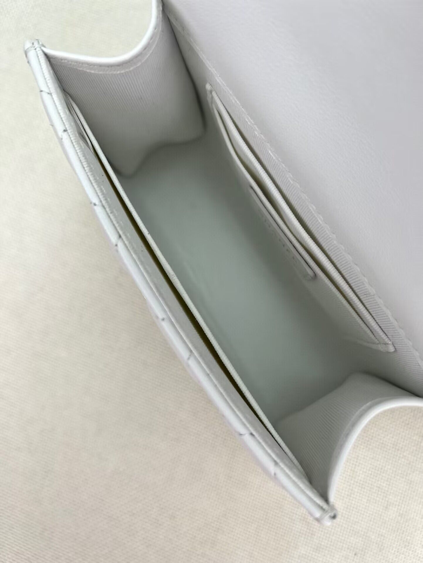 CHANEL 22B Kelly Pearl Top Handle Bag AP3513 White CHANEL 22B Kelly Pearl Top Handle Bag AP3513 White