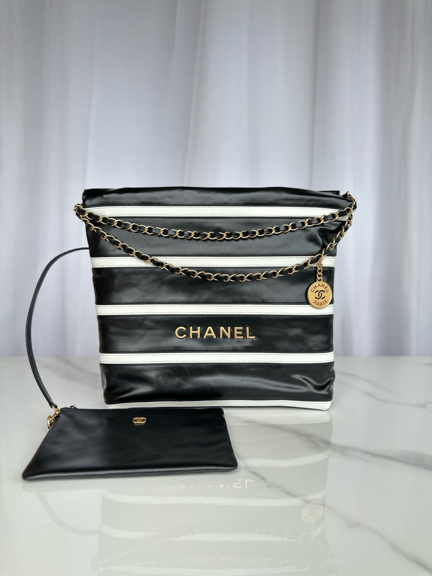 CHANEL 22 HANDBAG Calfskin & Gold-Tone Metal AS3261 Black CHANEL 22 HANDBAG Calfskin & Gold-Tone Metal AS3261 Black
