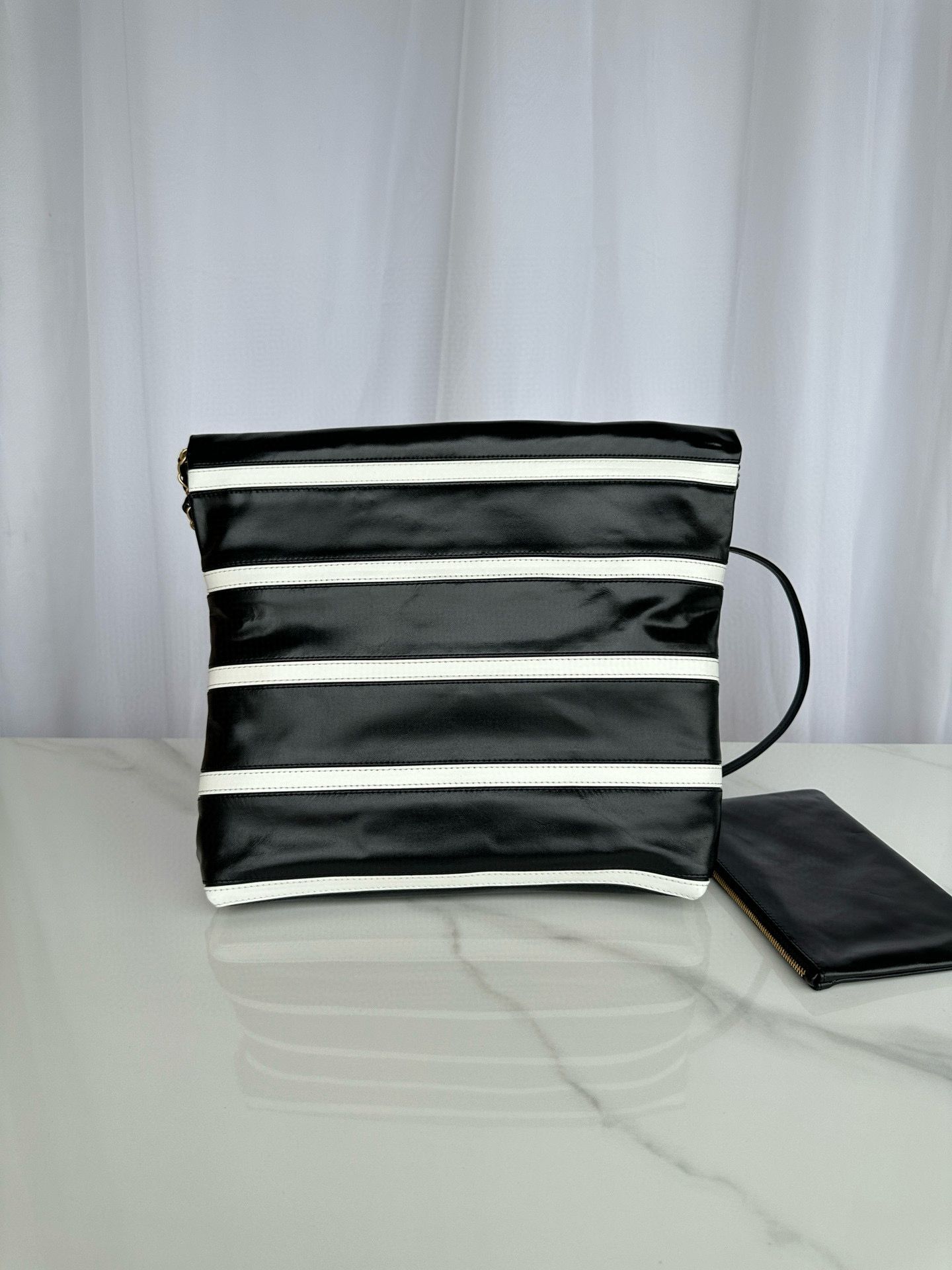 CHANEL 22 HANDBAG Calfskin & Gold-Tone Metal AS3261 Black CHANEL 22 HANDBAG Calfskin & Gold-Tone Metal AS3261 Black