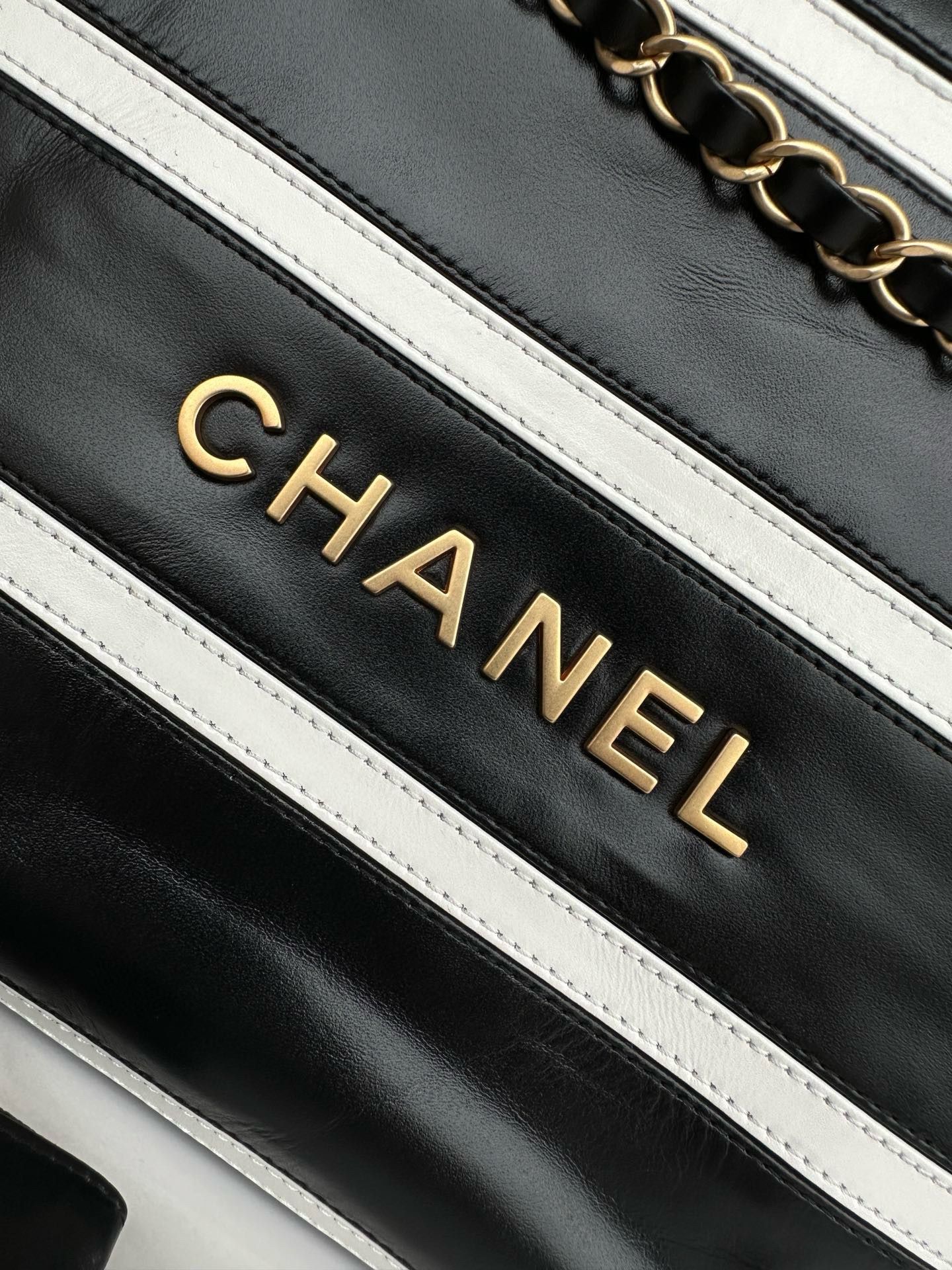 CHANEL 22 HANDBAG Calfskin & Gold-Tone Metal AS3261 Black CHANEL 22 HANDBAG Calfskin & Gold-Tone Metal AS3261 Black