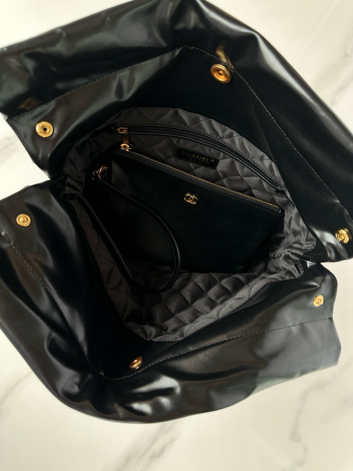 CHANEL 22 HANDBAG Calfskin & Gold-Tone Metal AS3261 Black CHANEL 22 HANDBAG Calfskin & Gold-Tone Metal AS3261 Black