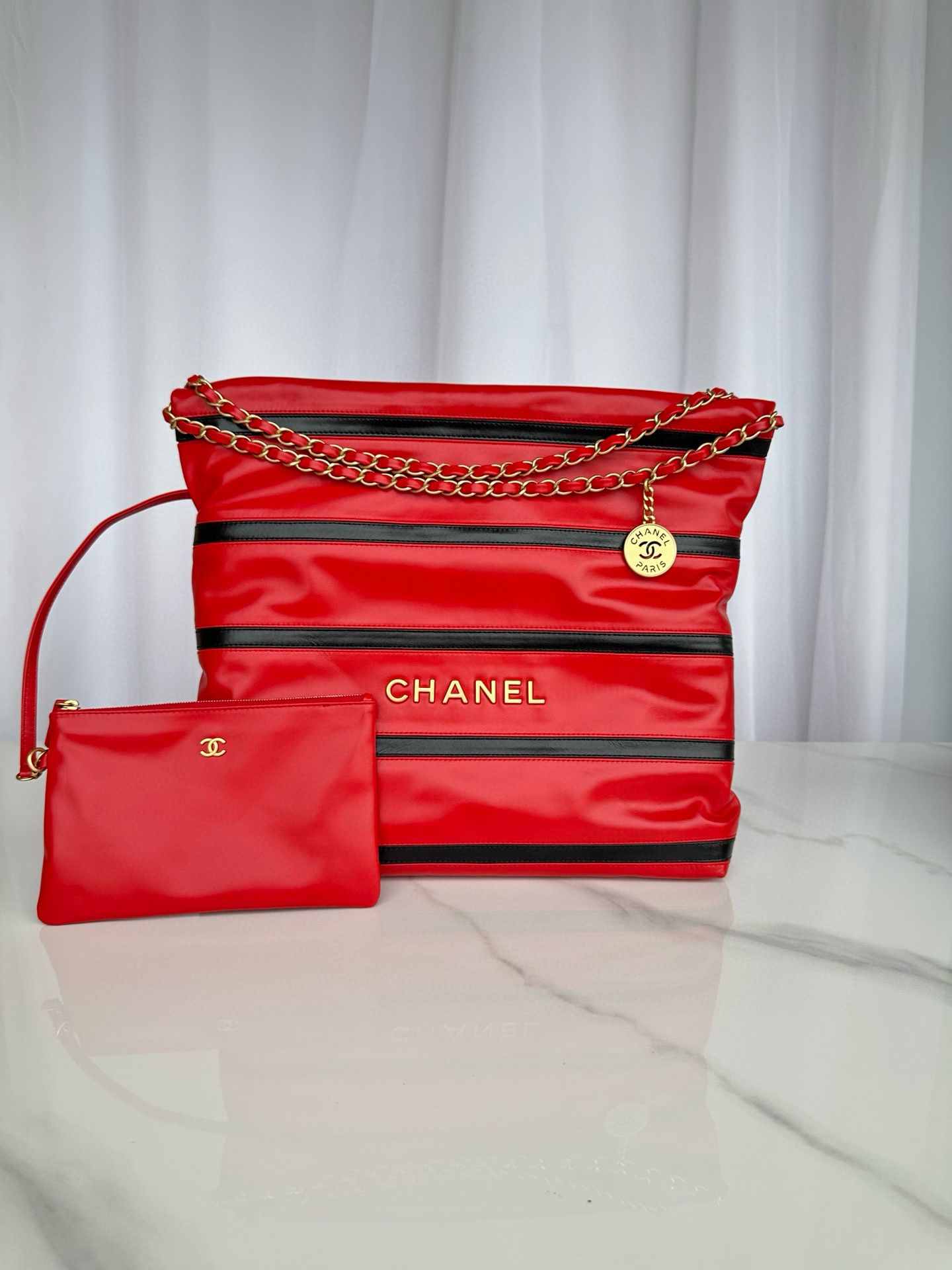 CHANEL 22 HANDBAG Calfskin & Gold-Tone Metal AS3261 Red&Black CHANEL 22 HANDBAG Calfskin & Gold-Tone Metal AS3261 Red&Black
