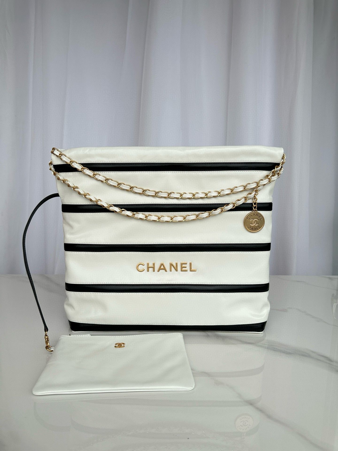CHANEL 22 HANDBAG Calfskin & Gold-Tone Metal AS3261 White CHANEL 22 HANDBAG Calfskin & Gold-Tone Metal AS3261 White