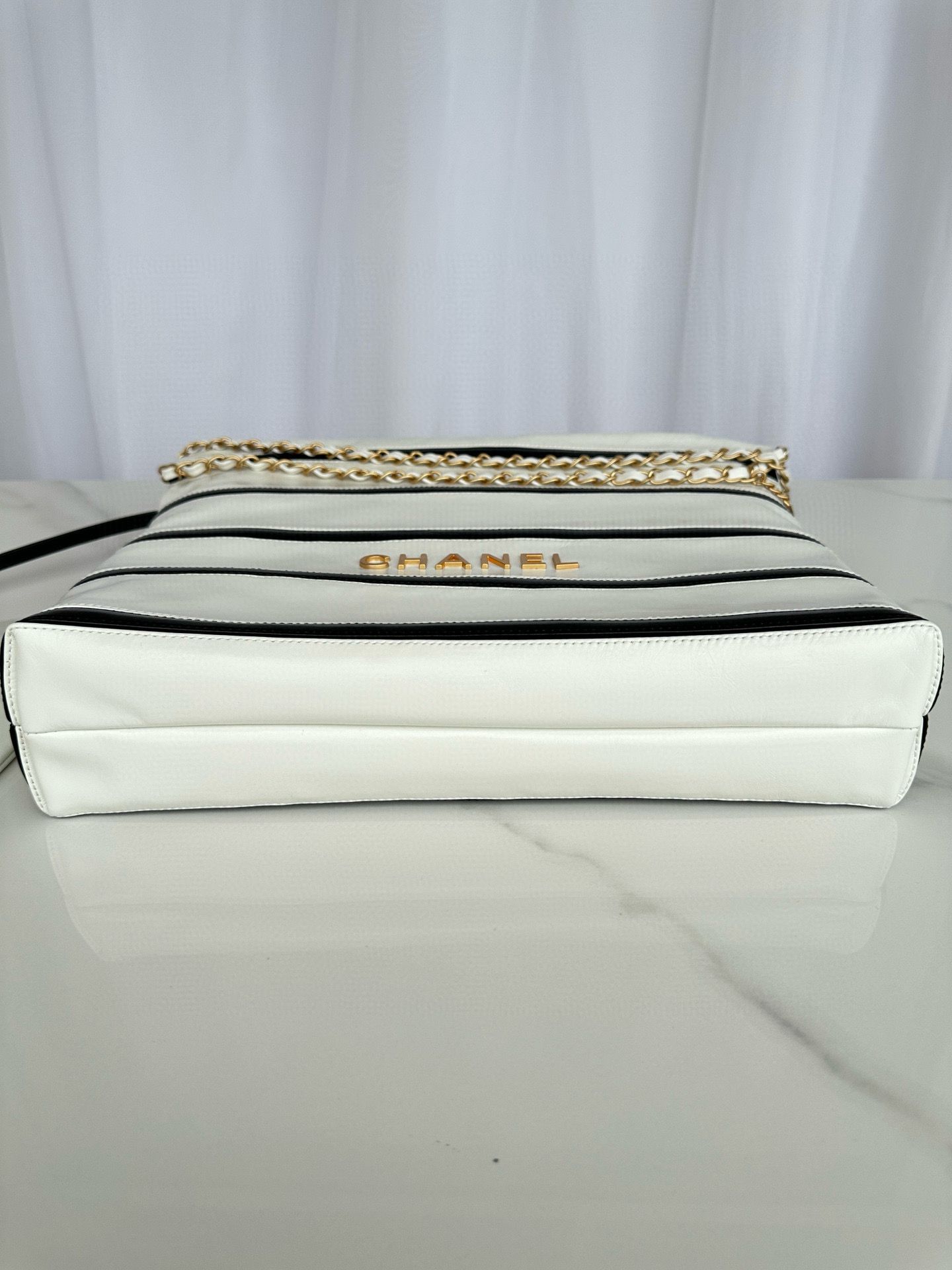 CHANEL 22 HANDBAG Calfskin & Gold-Tone Metal AS3261 White CHANEL 22 HANDBAG Calfskin & Gold-Tone Metal AS3261 White