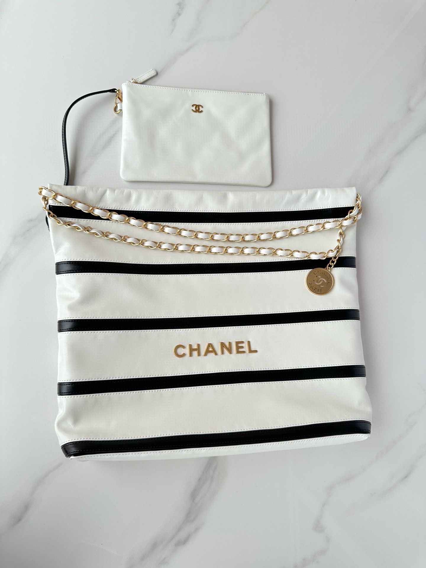 CHANEL 22 HANDBAG Calfskin & Gold-Tone Metal AS3261 White CHANEL 22 HANDBAG Calfskin & Gold-Tone Metal AS3261 White