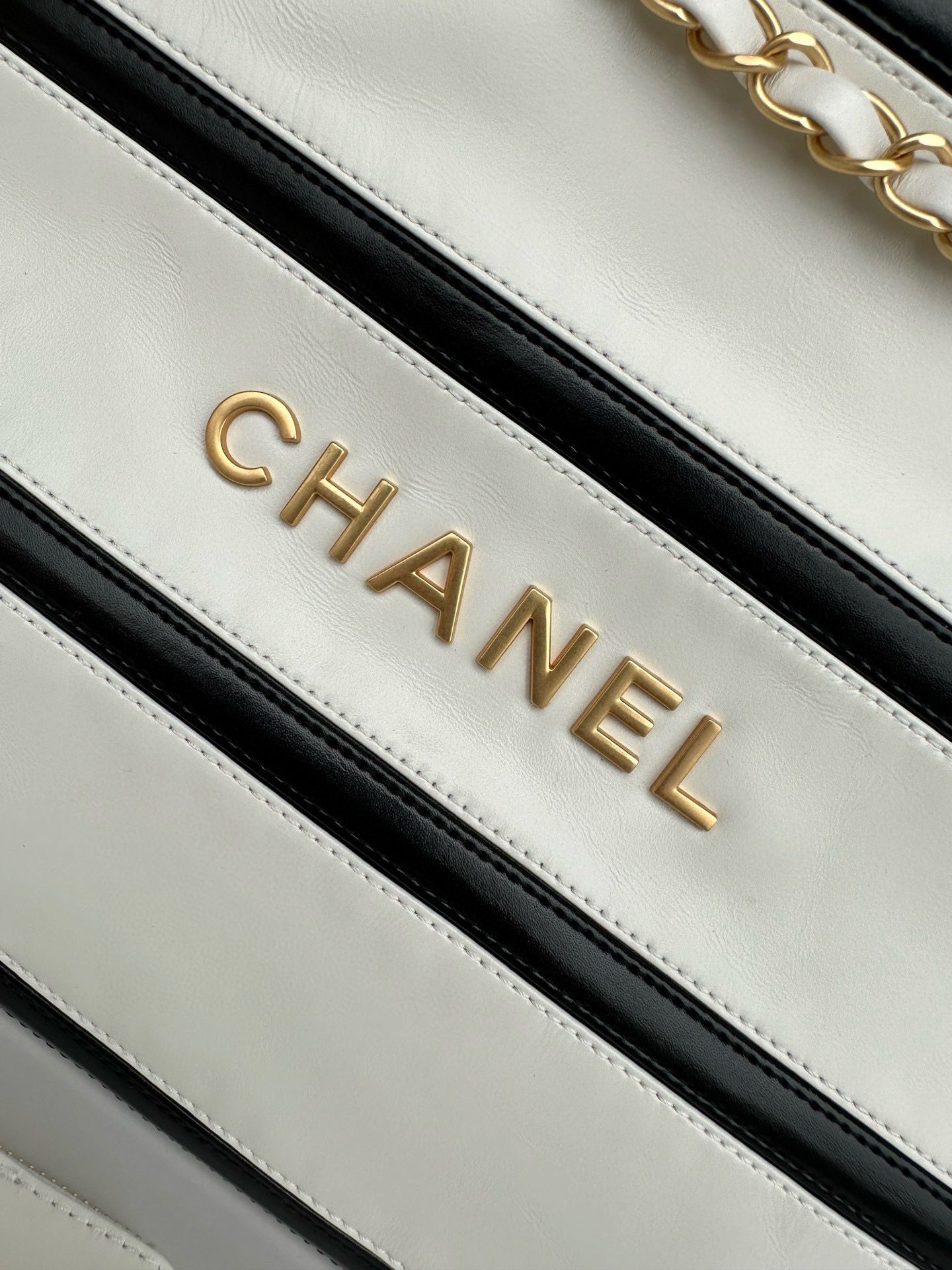 CHANEL 22 HANDBAG Calfskin & Gold-Tone Metal AS3261 White CHANEL 22 HANDBAG Calfskin & Gold-Tone Metal AS3261 White