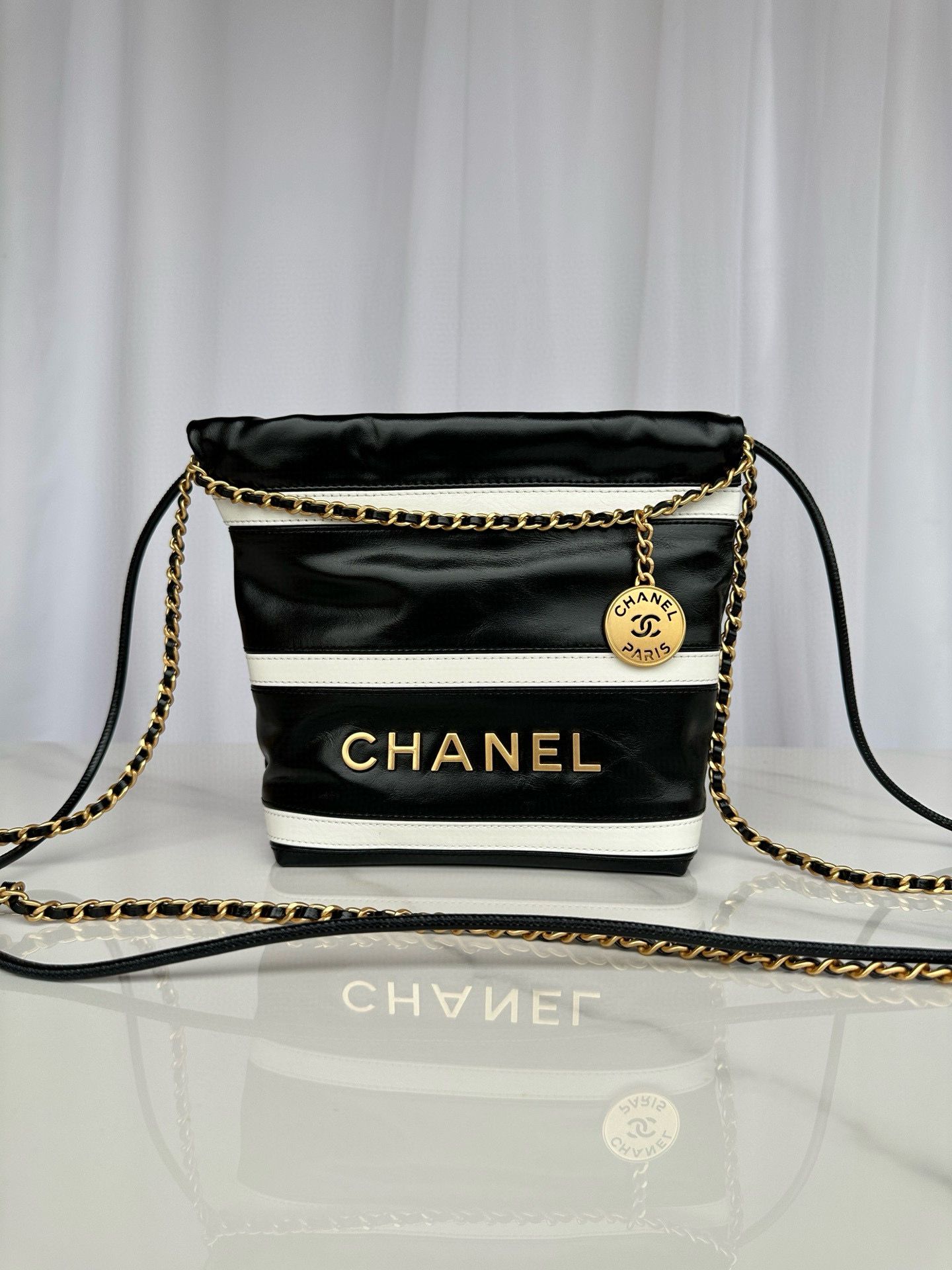 CHANEL 22 HANDBAG Calfskin & Gold-Tone Metal AS3980 Black CHANEL 22 HANDBAG Calfskin & Gold-Tone Metal AS3980 Black
