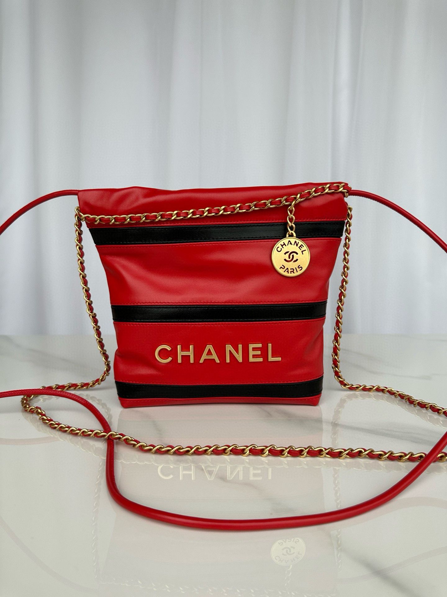 CHANEL 22 HANDBAG Calfskin & Gold-Tone Metal AS3980 Red&Black CHANEL 22 HANDBAG Calfskin & Gold-Tone Metal AS3980 Red&Black