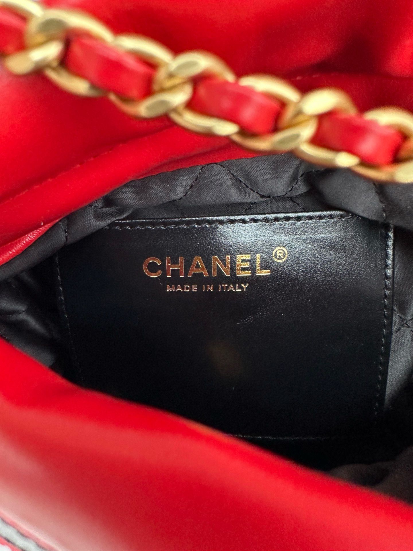 CHANEL 22 HANDBAG Calfskin & Gold-Tone Metal AS3980 Red&Black CHANEL 22 HANDBAG Calfskin & Gold-Tone Metal AS3980 Red&Black