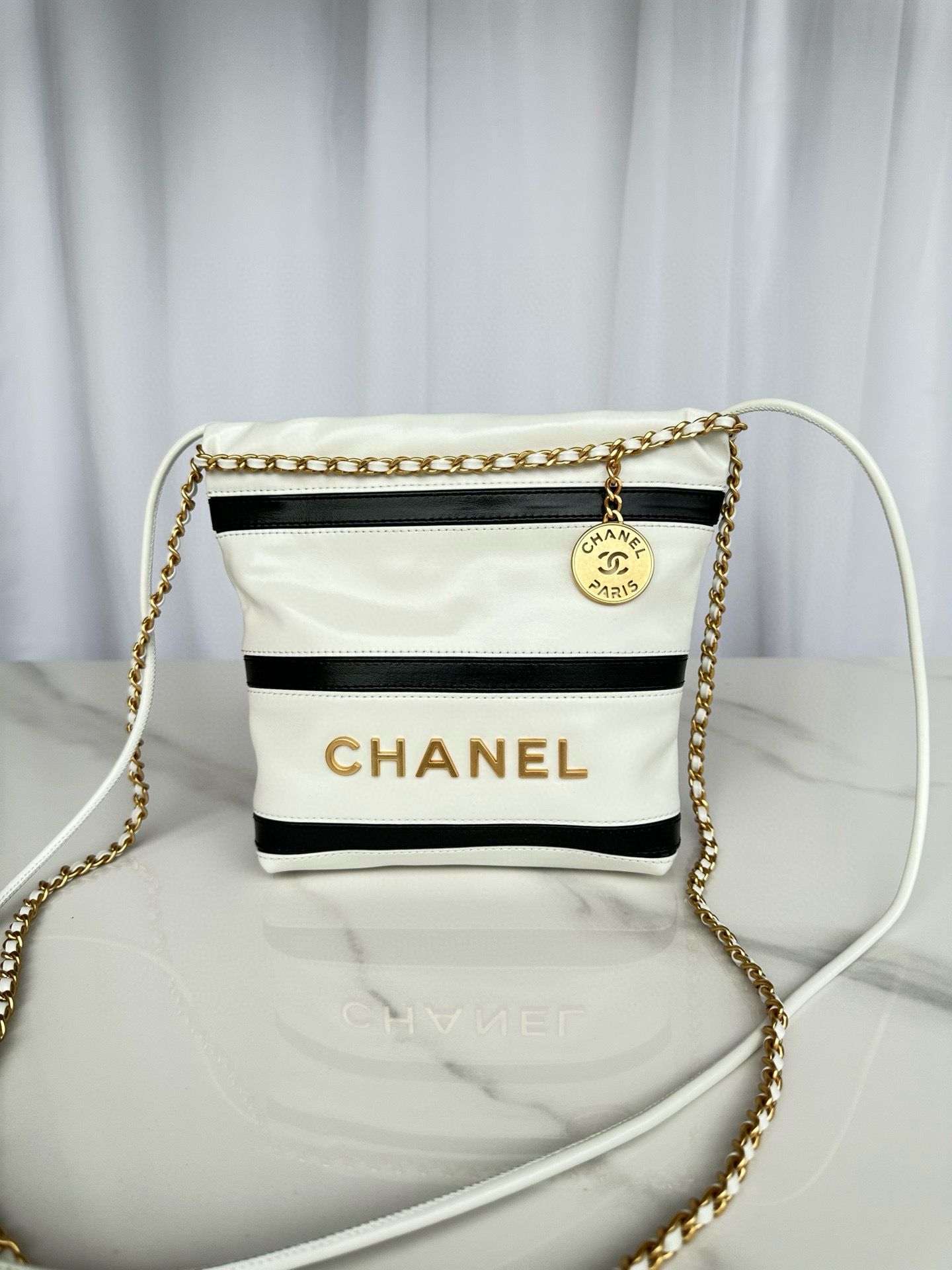 CHANEL 22 HANDBAG Calfskin & Gold-Tone Metal AS3980 White CHANEL 22 HANDBAG Calfskin & Gold-Tone Metal AS3980 White