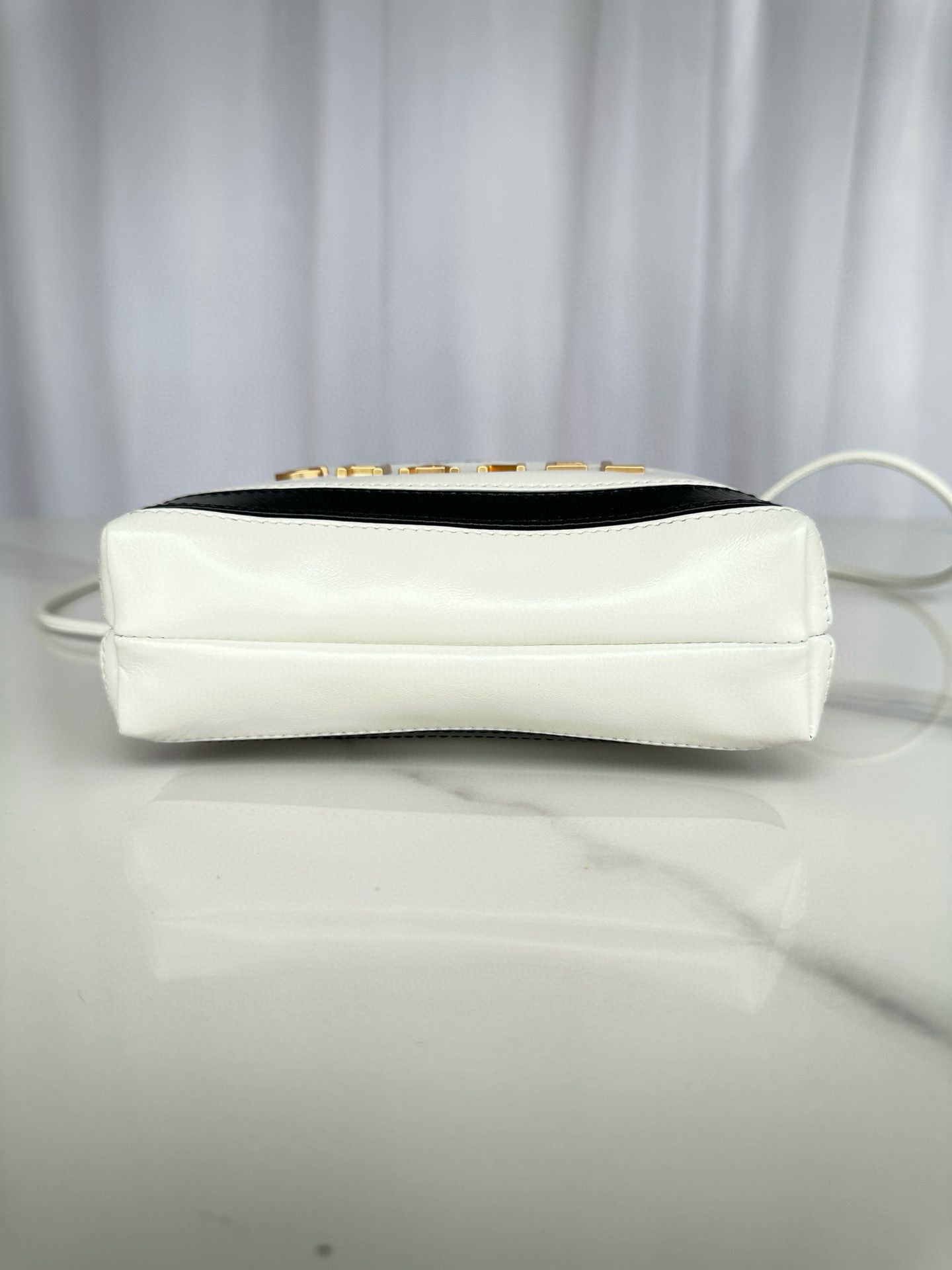 CHANEL 22 HANDBAG Calfskin & Gold-Tone Metal AS3980 White CHANEL 22 HANDBAG Calfskin & Gold-Tone Metal AS3980 White