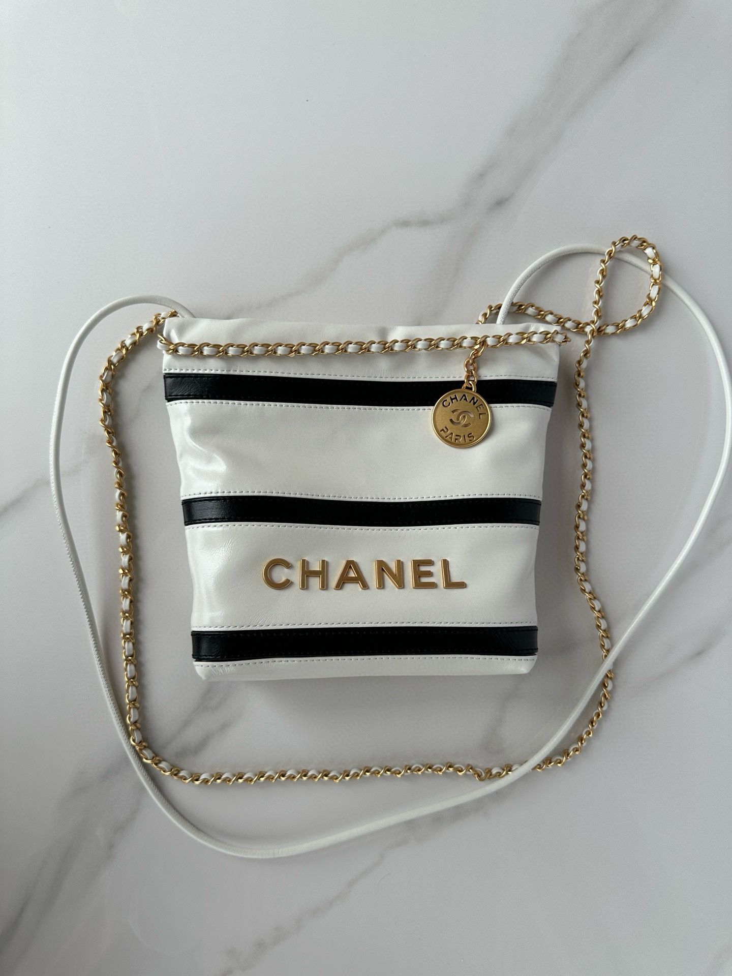 CHANEL 22 HANDBAG Calfskin & Gold-Tone Metal AS3980 White CHANEL 22 HANDBAG Calfskin & Gold-Tone Metal AS3980 White