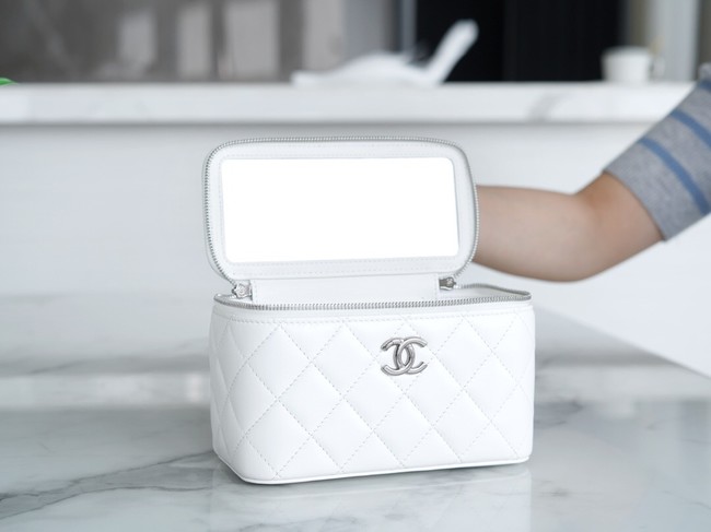 CHANEL 23K CLUTCH WITH CHAIN AP3768 white