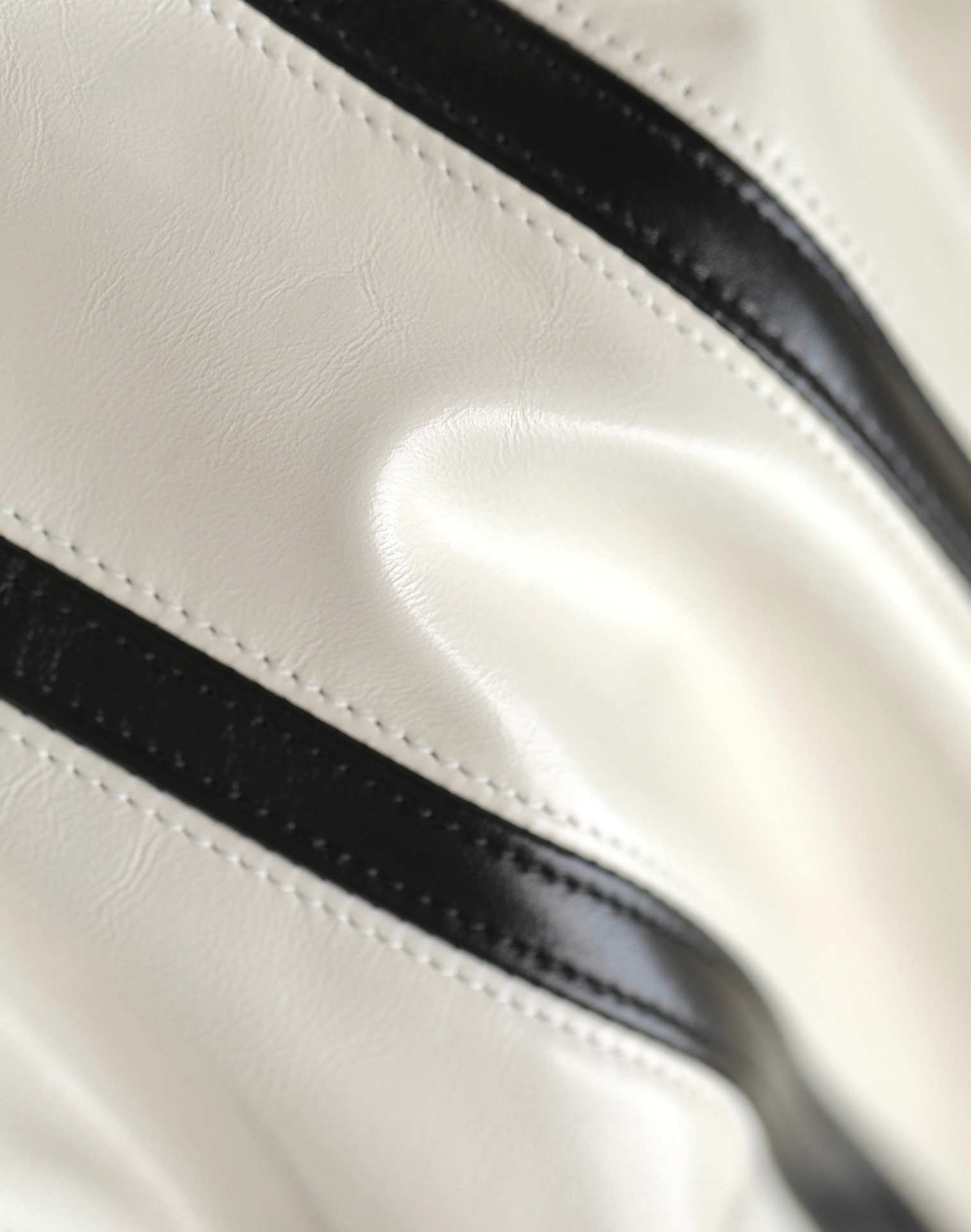 CHANEL 22 HANDBAG AS3260 White & Black CHANEL 22 HANDBAG AS3260 White & Black