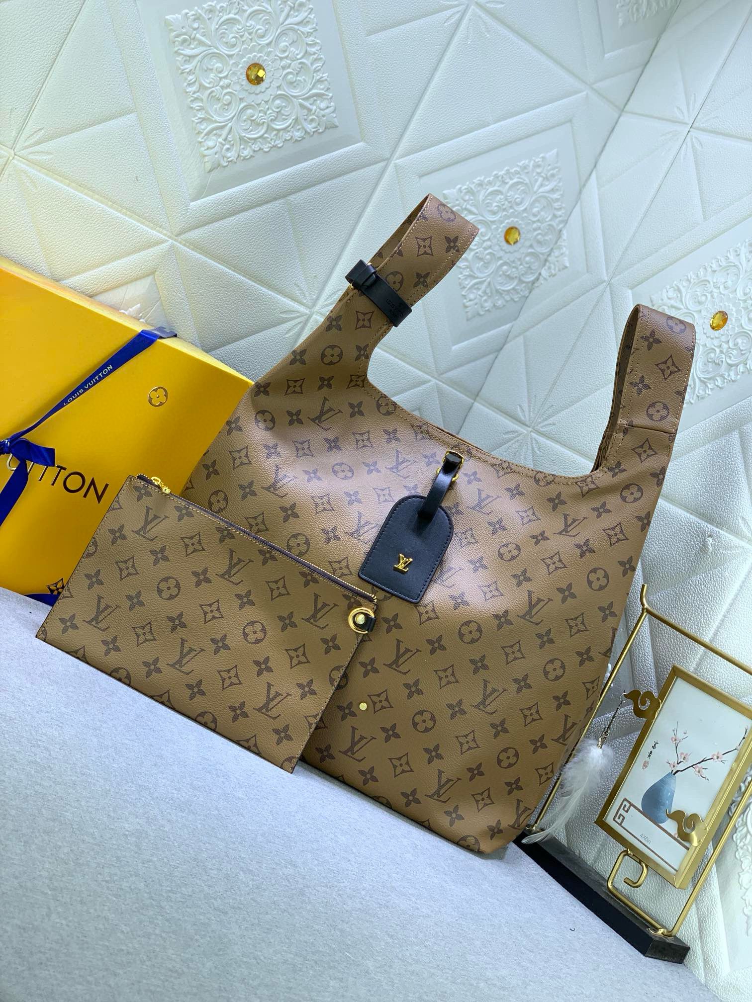 Louis Vuitton Monogram Reverse Atlantis GM Bag M46816 OR M46817 Light Brown Louis Vuitton Monogram Reverse Atlantis GM Bag M46816 OR M46817 Light Brown