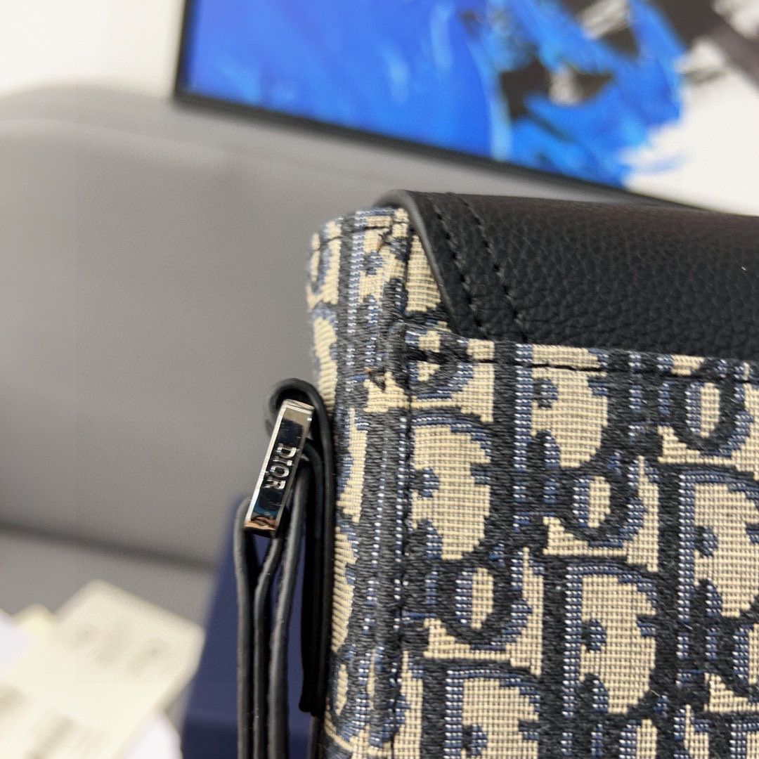 Dior Oblique Saddle Messenger Bag With Shoulder Strap D3090 Dior Oblique Saddle Messenger Bag With Shoulder Strap D3090