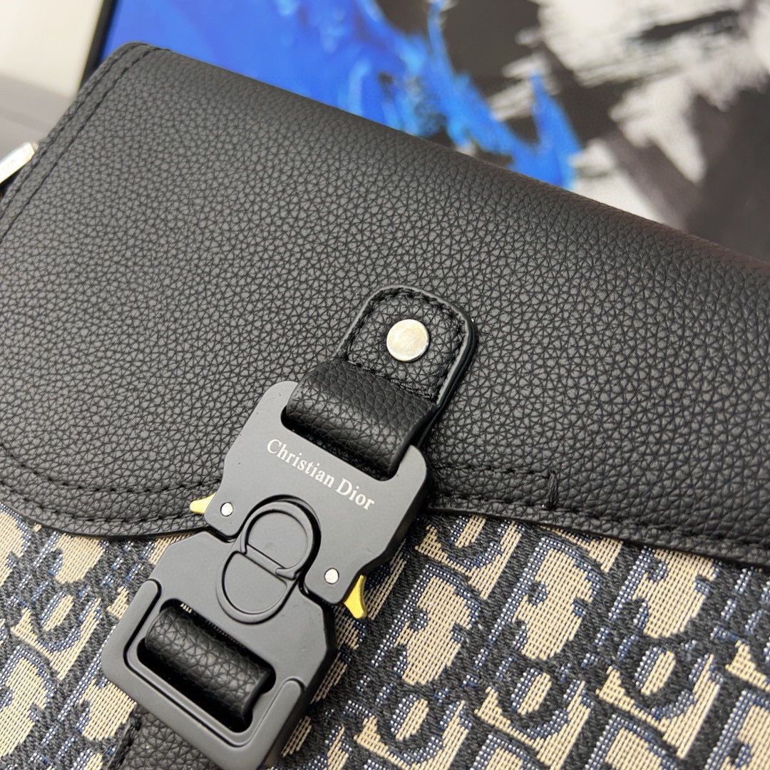 Dior Oblique Saddle Messenger Bag With Shoulder Strap D3090 Dior Oblique Saddle Messenger Bag With Shoulder Strap D3090
