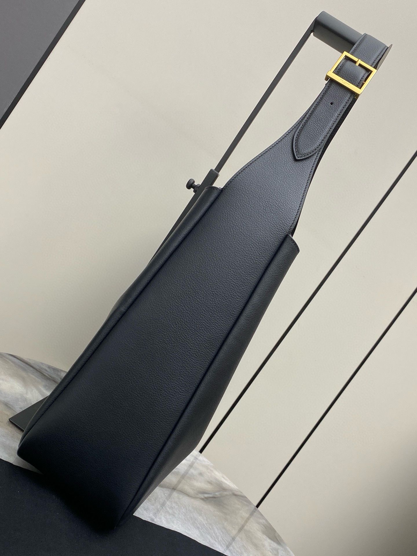 SAINT LAURENT LE 5 A 7 SUPPLE LARGE IN GRAINED LEATHER HOBO BAG 753837 black SAINT LAURENT LE 5 A 7 SUPPLE LARGE IN GRAINED LEATHER HOBO BAG 753837 black