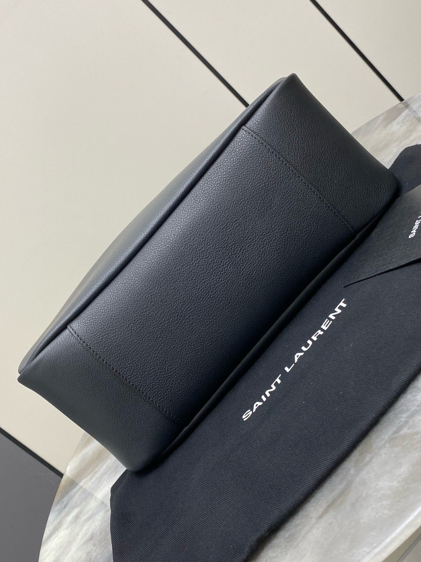 SAINT LAURENT LE 5 A 7 SUPPLE LARGE IN GRAINED LEATHER HOBO BAG 753837 black SAINT LAURENT LE 5 A 7 SUPPLE LARGE IN GRAINED LEATHER HOBO BAG 753837 black