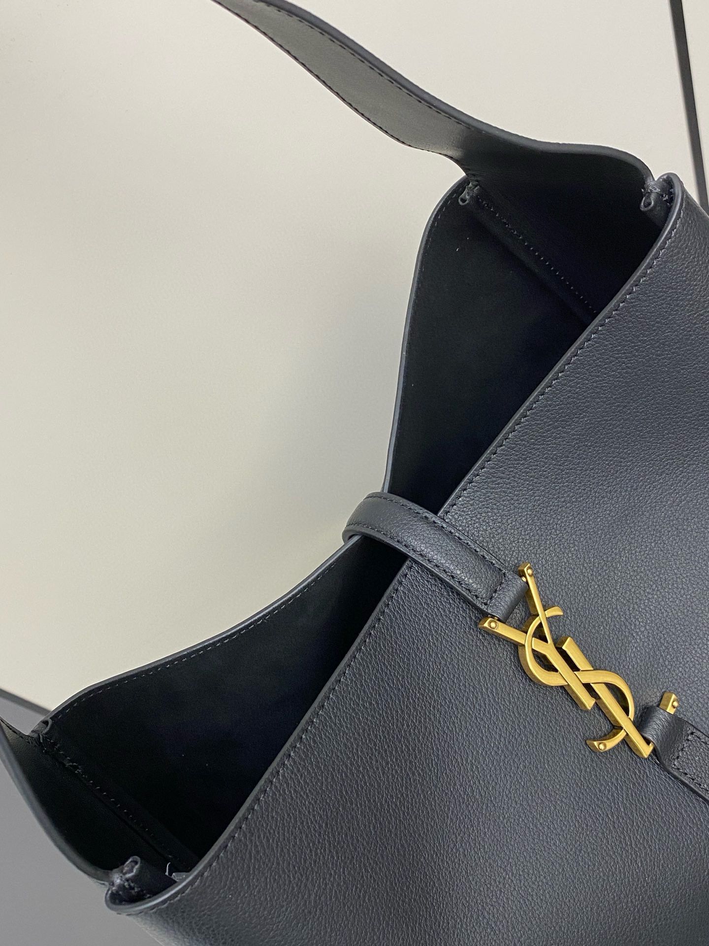 SAINT LAURENT LE 5 A 7 SUPPLE LARGE IN GRAINED LEATHER HOBO BAG 753837 black SAINT LAURENT LE 5 A 7 SUPPLE LARGE IN GRAINED LEATHER HOBO BAG 753837 black