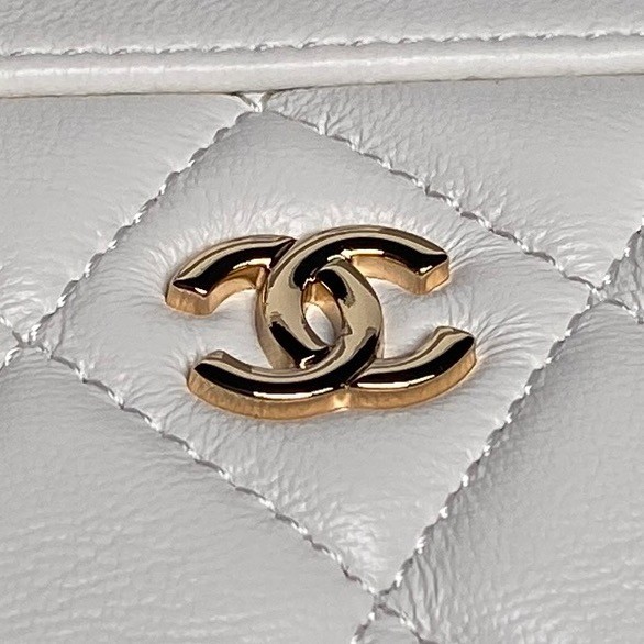 CHANEL CLUTCH WITH CHAIN AP4474 White