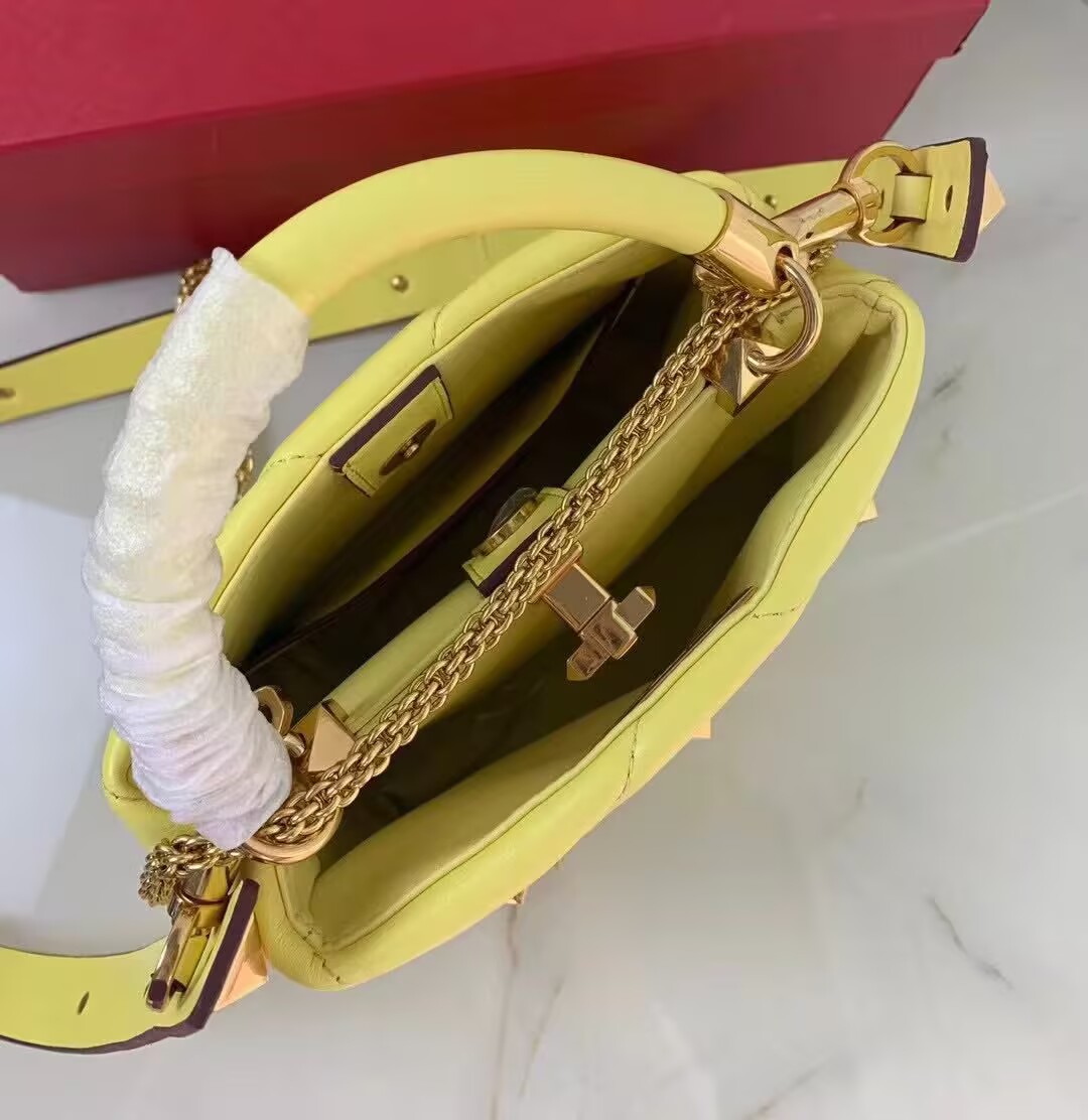 Medium VALENTINO ROMAN STUD chain Denim 0093 yellow Medium VALENTINO ROMAN STUD chain Denim 0093 yellow