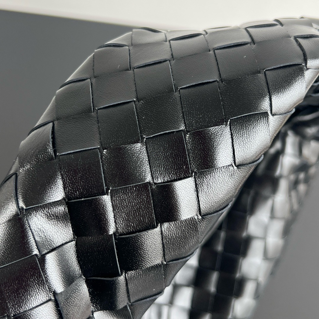 Bottega Veneta Hop Shoulder bag with Intrecciato craftsmanship in calf leather 796262 Black