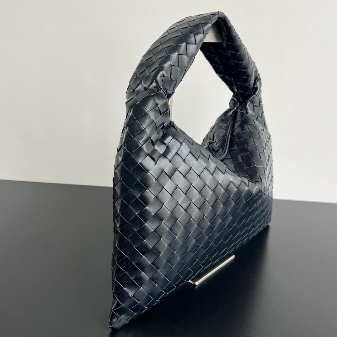 Bottega Veneta Hop Shoulder bag with Intrecciato craftsmanship in calf leather 796262 Shadow