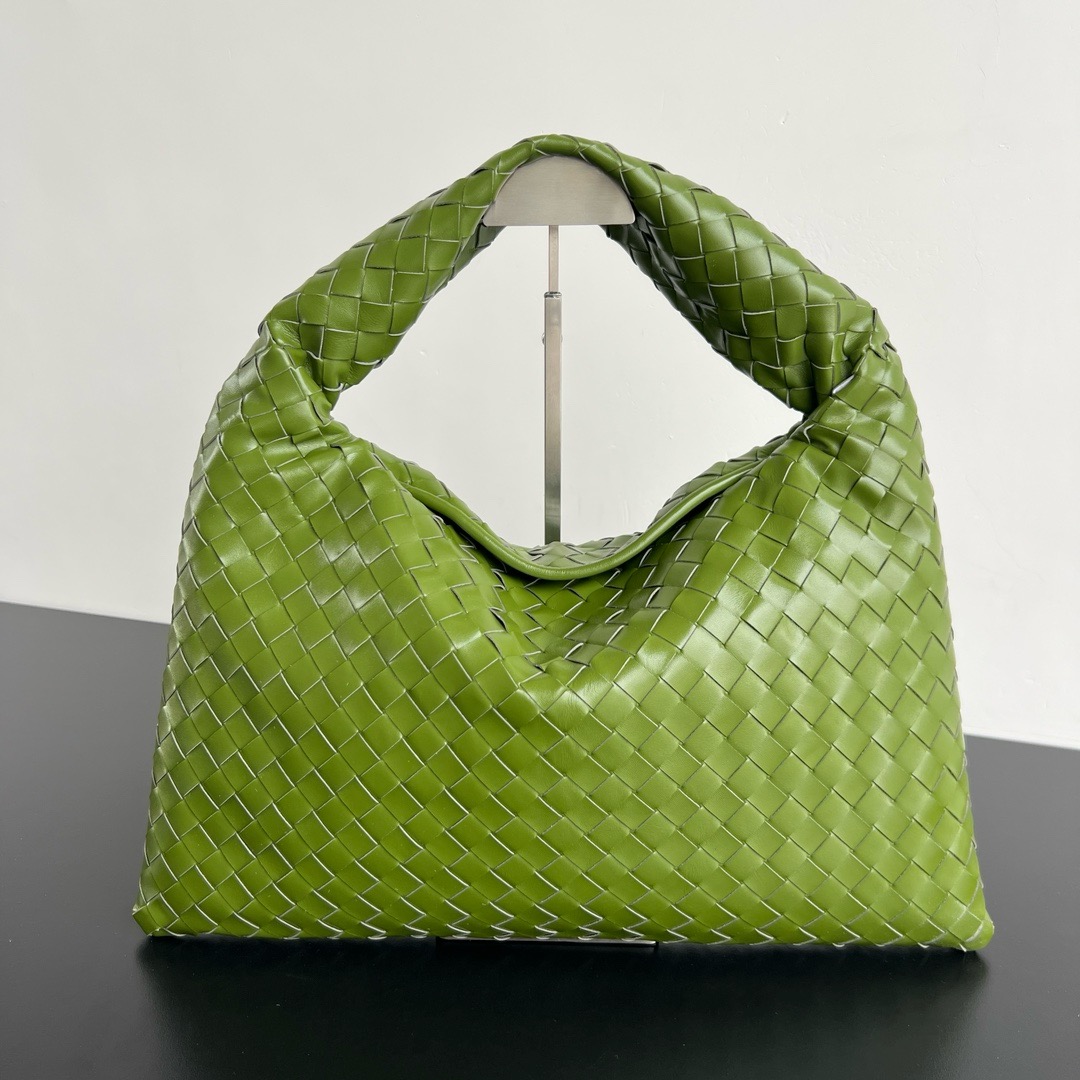 Bottega Veneta Hop Shoulder bag with Intrecciato craftsmanship in calf leather 796262 green