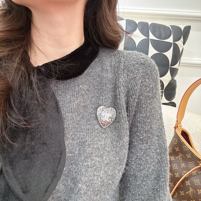 Chanel brooch CE16603