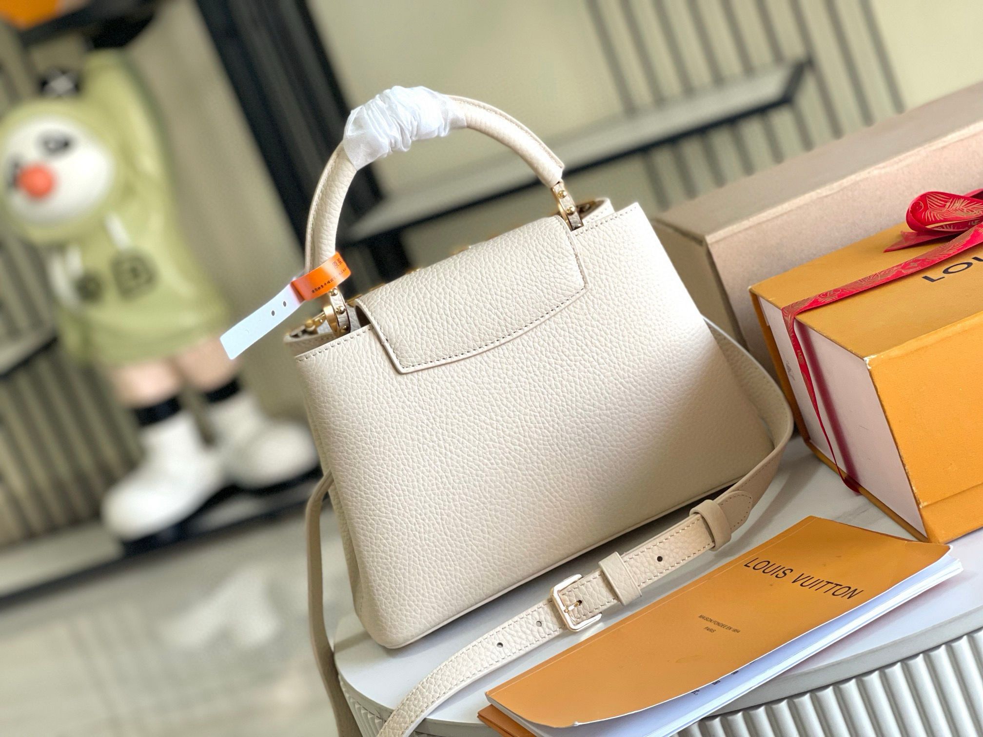 Louis Vuitton Capucines BB Mother Pearl Logo M23766 Off-white Louis Vuitton Capucines BB Mother Pearl Logo M23766 Off-white