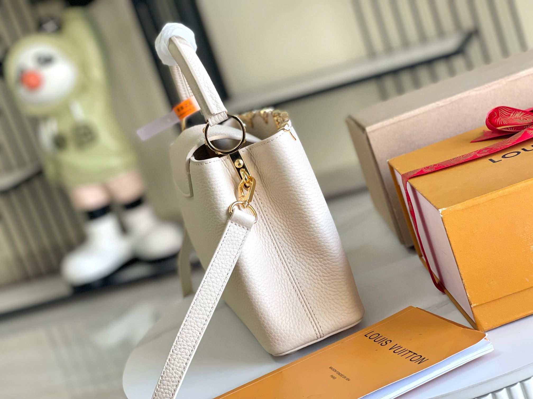 Louis Vuitton Capucines BB Mother Pearl Logo M23766 Off-white Louis Vuitton Capucines BB Mother Pearl Logo M23766 Off-white