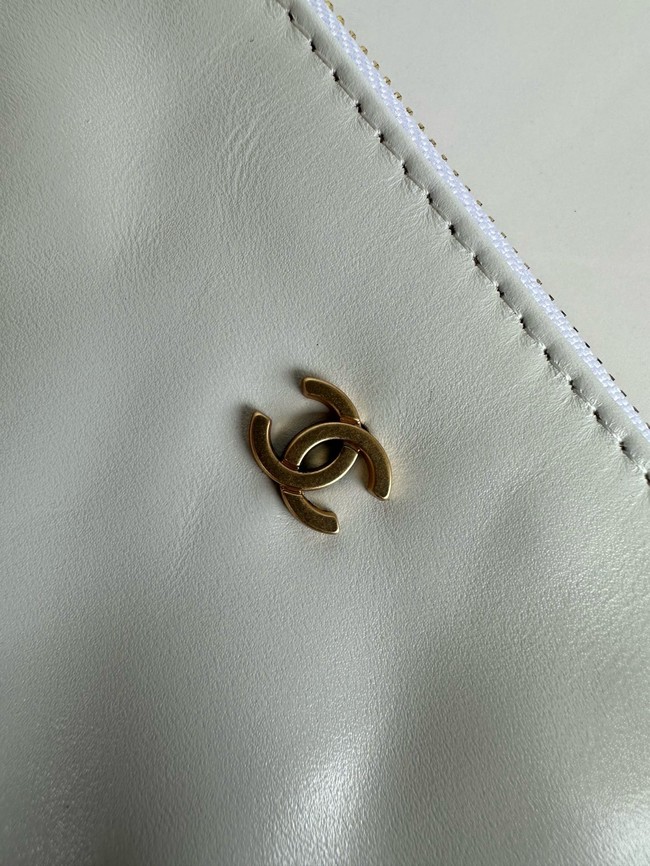 CHANEL 22 SMALL HANDBAG AS3260 white