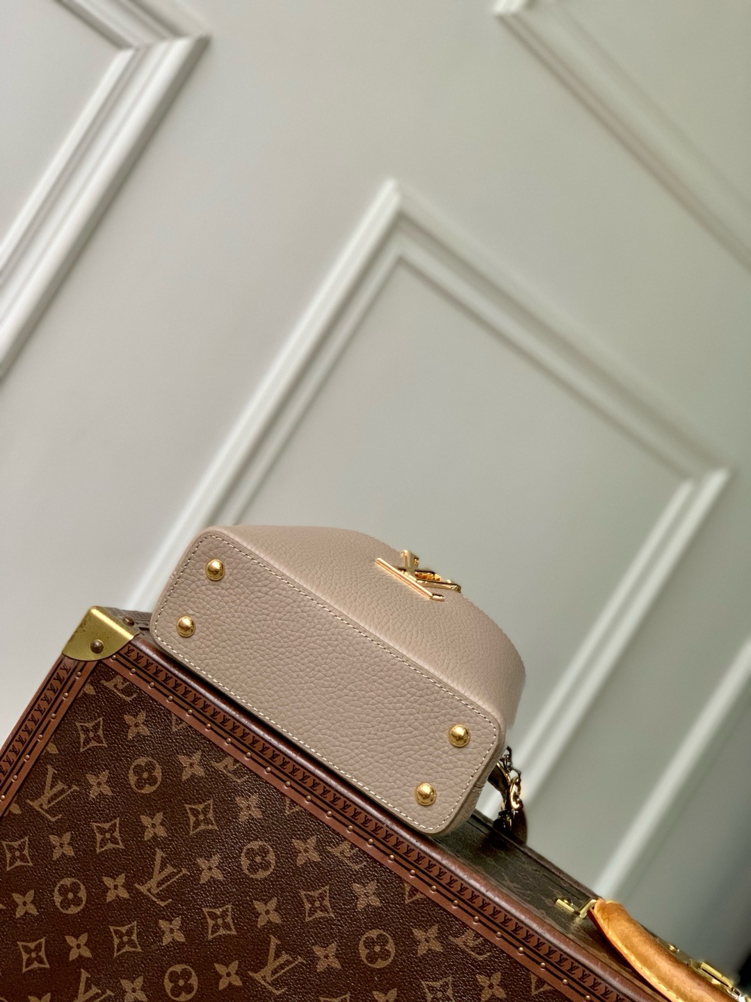 Louis Vuitton Capucines Mini M12938 Galet Gray 