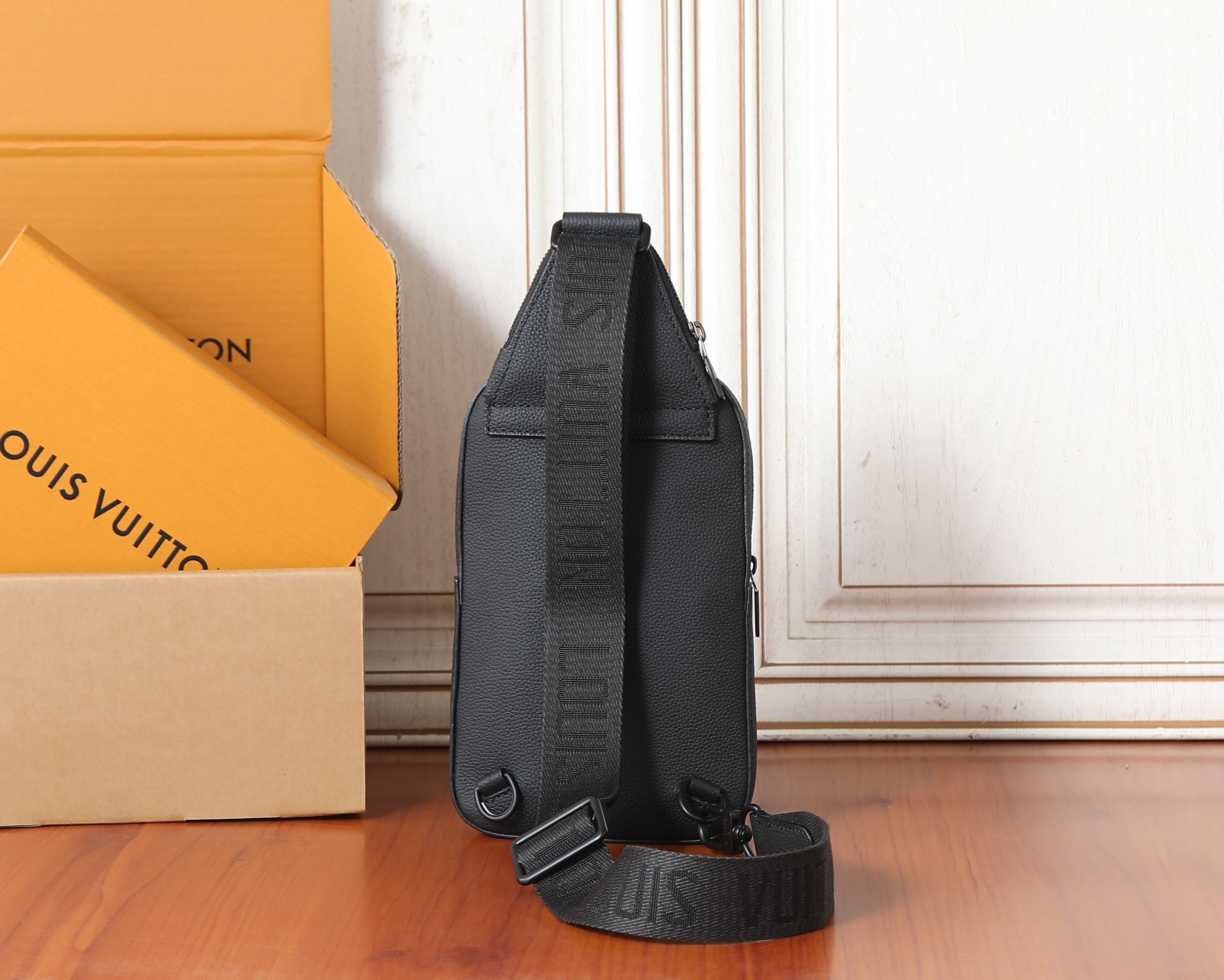 Louis Vuitton Avenue Slingbag PM M15269 Black Louis Vuitton Avenue Slingbag PM M15269 Black