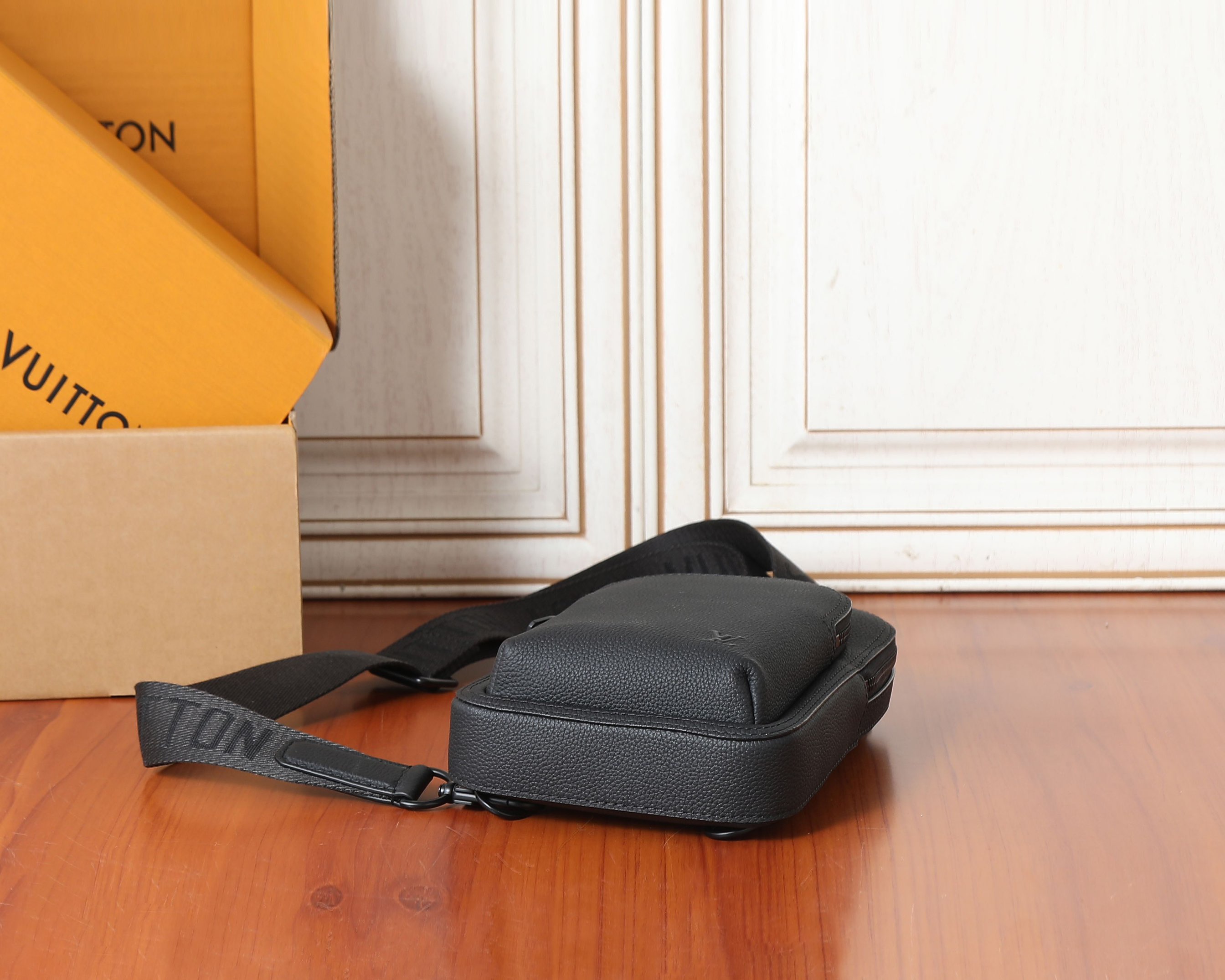 Louis Vuitton Avenue Slingbag PM M15269 Black Louis Vuitton Avenue Slingbag PM M15269 Black