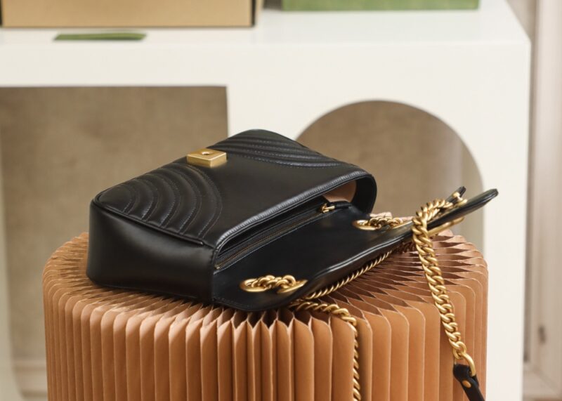 Replica Gucci Marmont Medium Black 2 Replica Gucci Marmont Medium Black - realistic designer-inspired fake bag