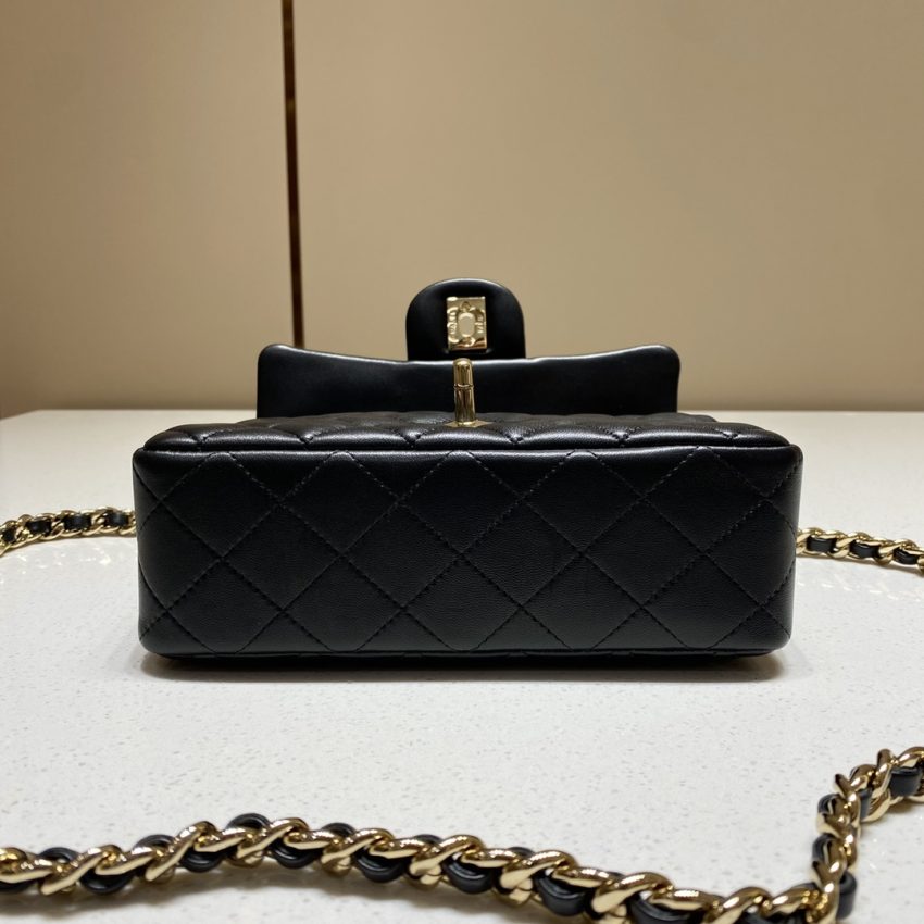 Replica CHANEL Classic Flap 20cm Lion 2 Replica CHANEL Classic Flap 20cm Lion - near-authentic luxury replica handbag