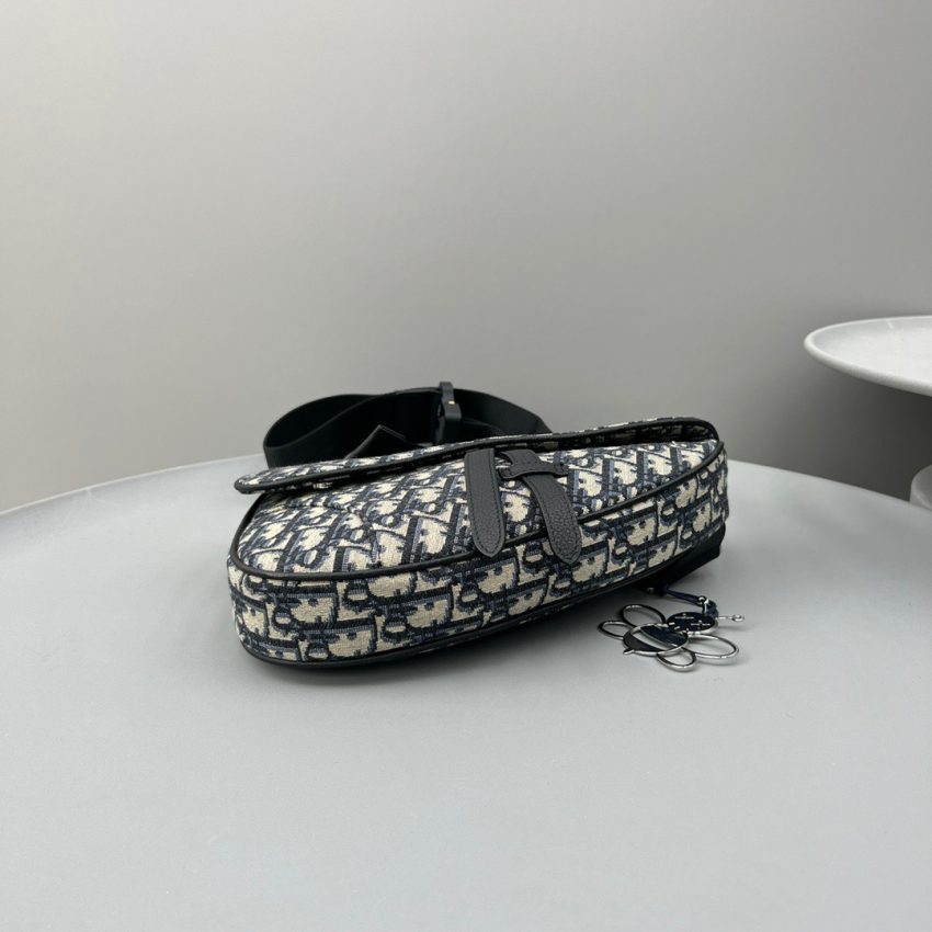 Replica Dior Saddle Bag Oblique 6 Replica Dior Saddle Bag Oblique - realistic designer-inspired fake bag