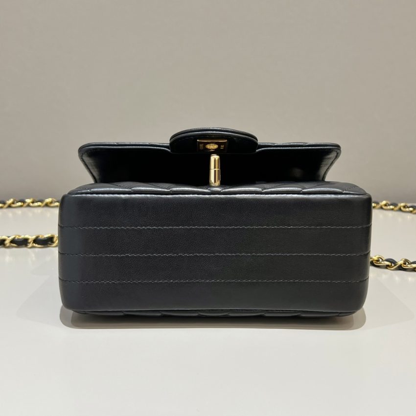 Replica CHANEL Flap V 17cm 3 Replica CHANEL Flap V 17cm - near-authentic luxury replica handbag