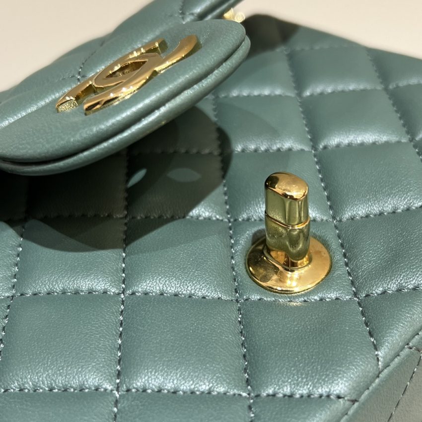 Replica CHANEL Classic Flap 17cm Green 6 Replica CHANEL Classic Flap 17cm Green - near-authentic luxury replica handbag