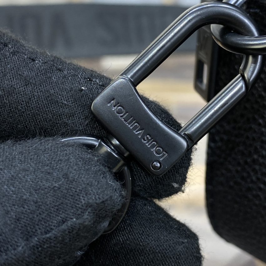Replica Louis Vuitton Alpha Messenger Black 9 Replica Louis Vuitton Alpha Messenger Black - premium-grade designer purse dupe