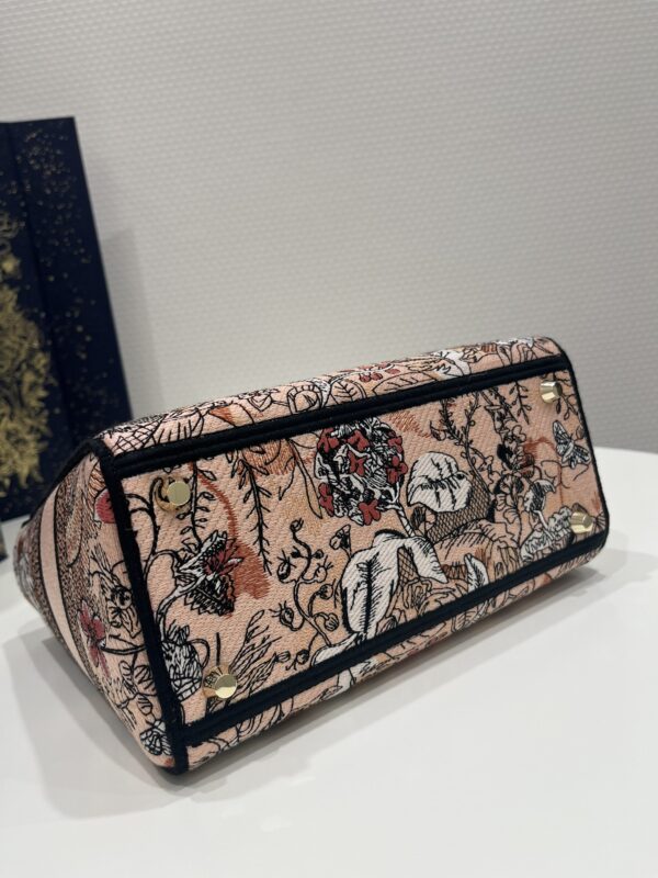Replica Lady Dior D-Lite Flower 5 Replica Lady Dior D-Lite Flower - high-accuracy replica luxury purse