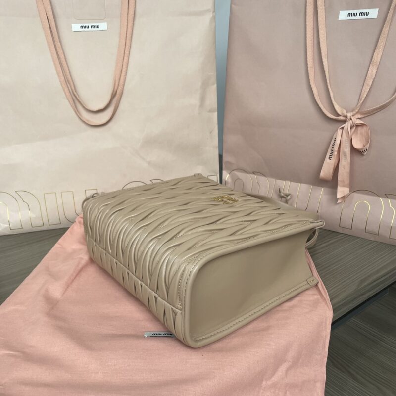 Replica Miu Miu Matelassé Tote Beige 3 Replica Miu Miu Matelassé Tote Beige - realistic designer-inspired fake bag
