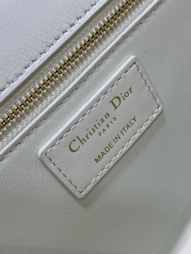 Replica Dior 30 Montaigne White 2 Replica Dior 30 Montaigne White - high-quality designer bag clone